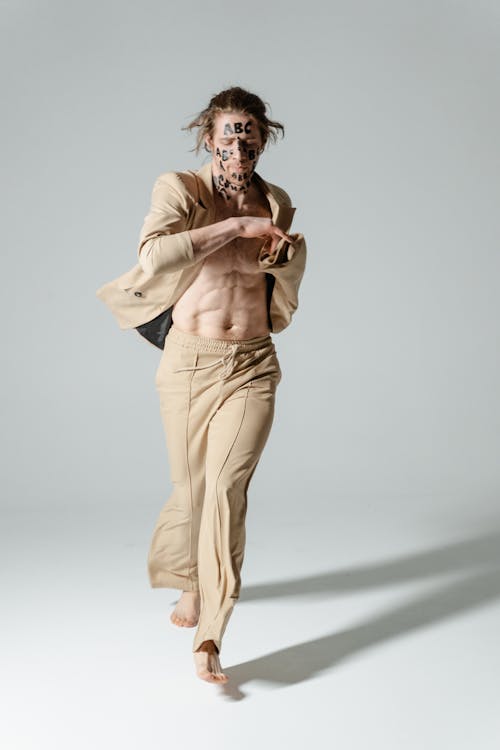 Бесплатное стоковое фото с абв, бежевые брюки, бежевый костюм