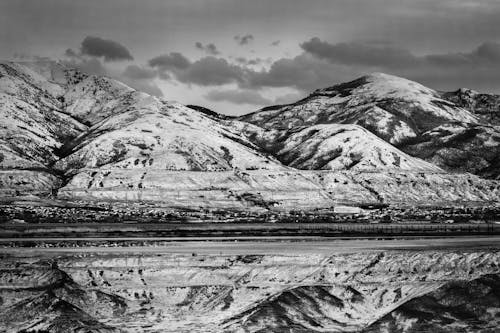 免費 山脈景觀圖的灰度照片 圖庫相片