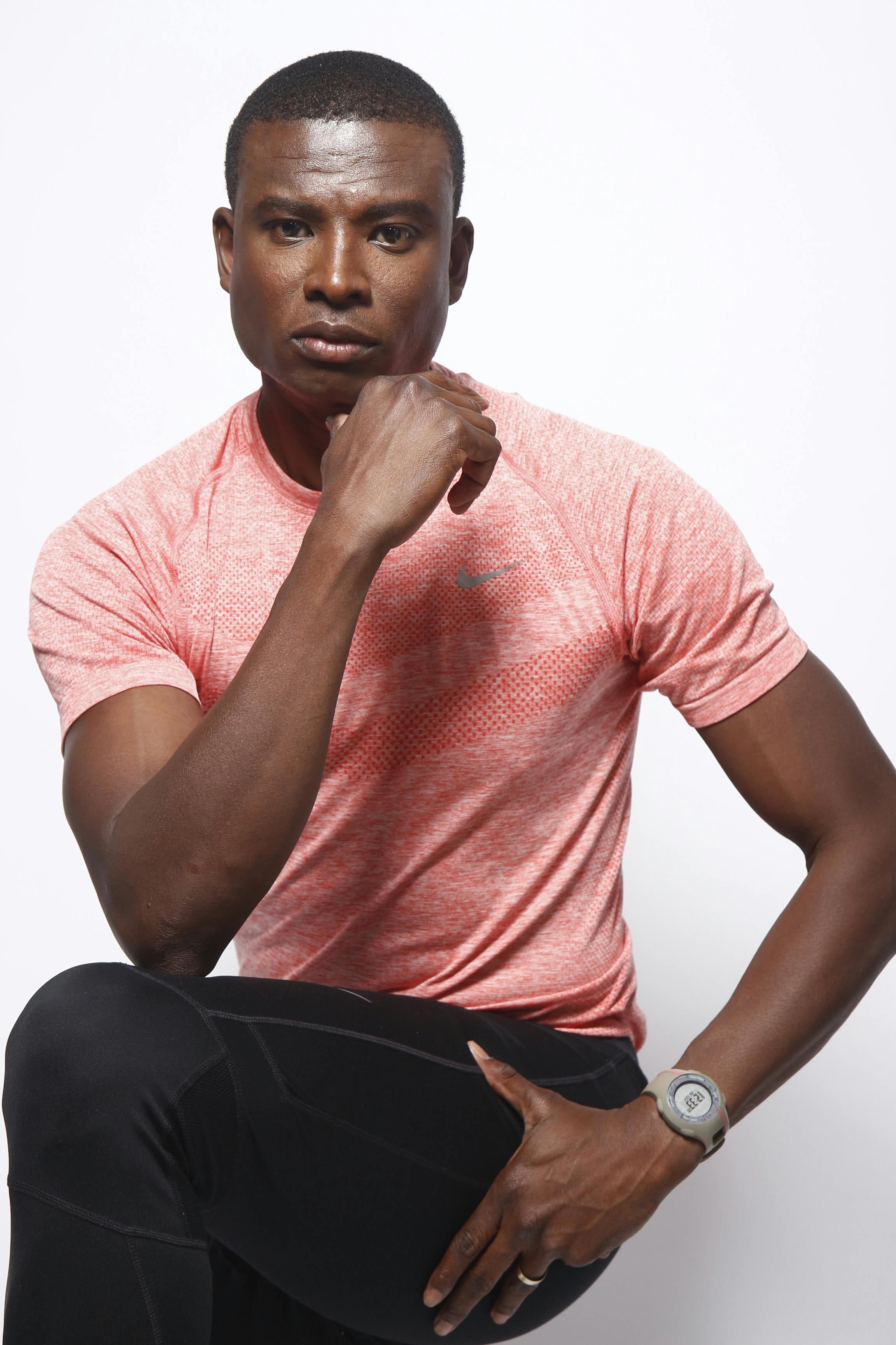 自信的年轻人穿着运动服，在白色背景下摆姿势