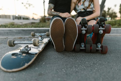 Free Couple Sitting on Asphalt Road Stock Photo