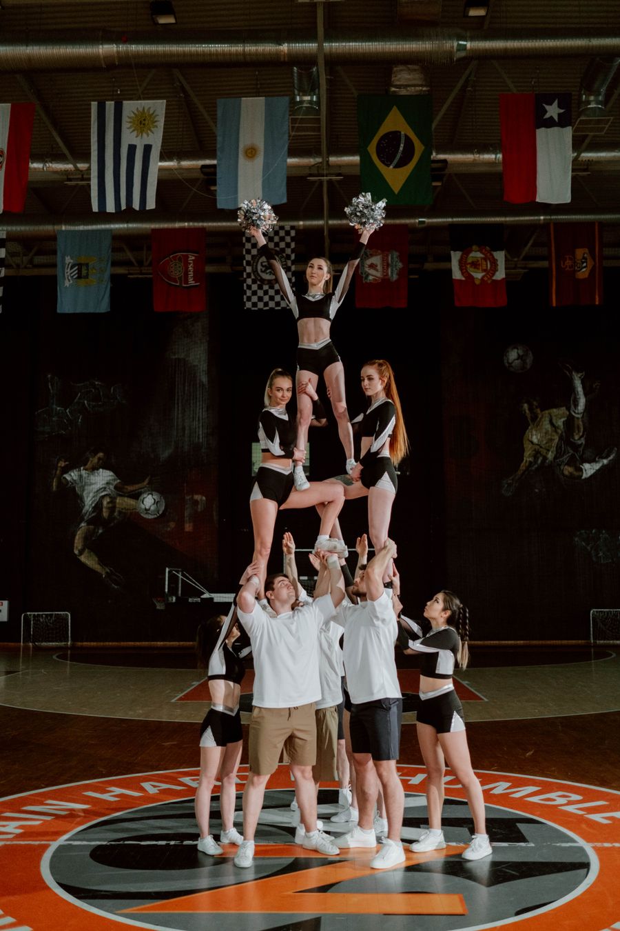 Paragon XL cheerleaders performing a pyramid stunt