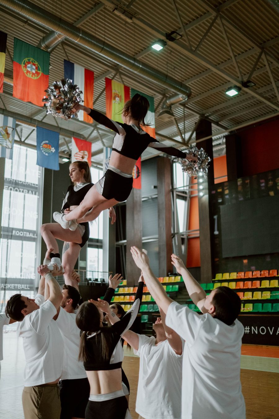 Fotografía ilustrativa de deportistas de cheerleading durante entrenamiento
