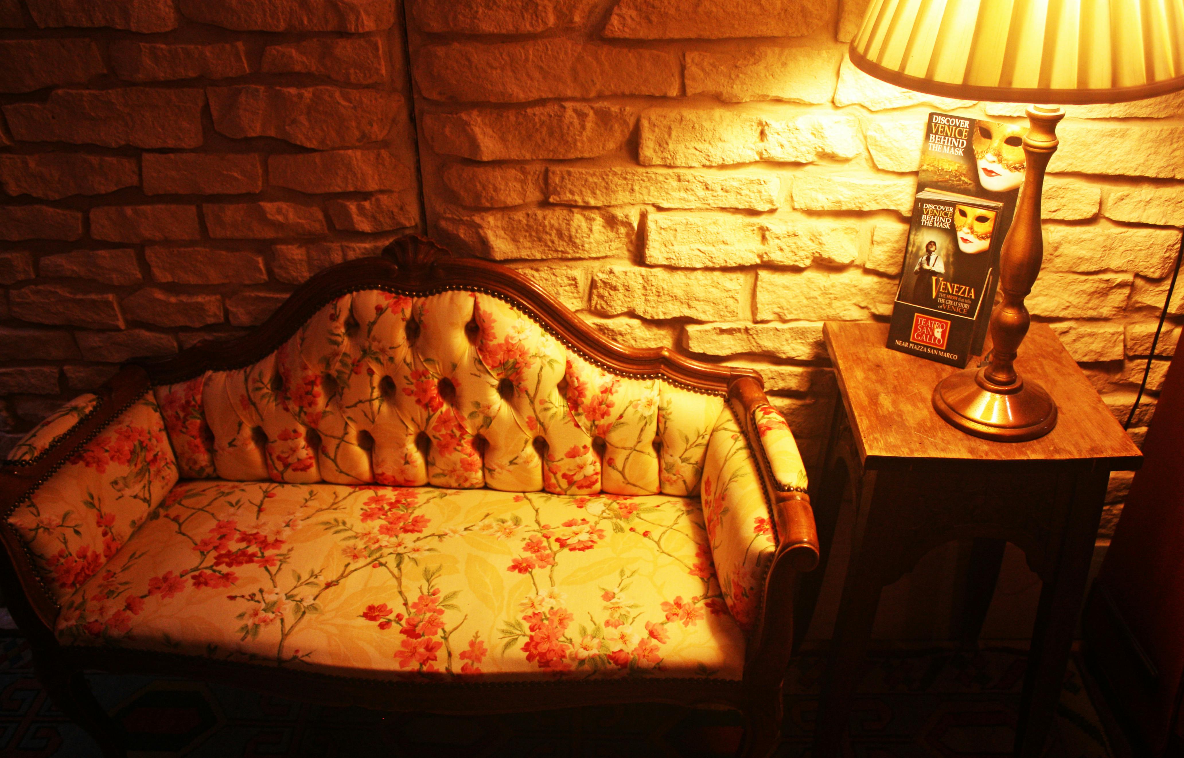 Gratis Lampada Da Tavolo Accesa Foto a disposizione