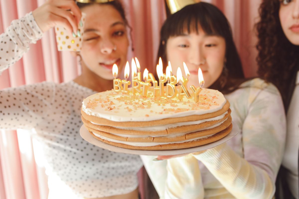 Decorating a Crunchie Birthday Cake