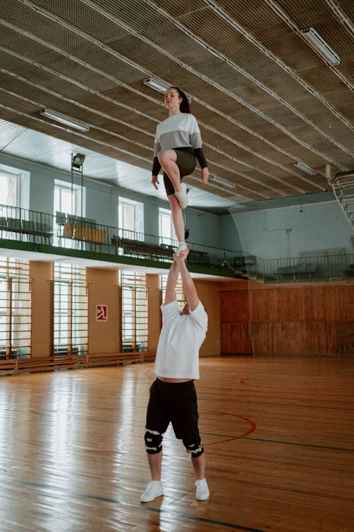 Foto d'estoc gratuïta de acrobàcia, activitat, aixecament