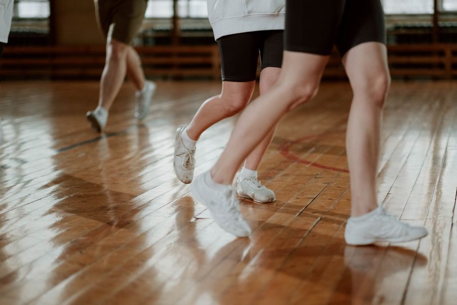 Movimiento deportivo sobre piso pulido de madera