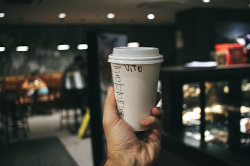 Ilmainen kuvapankkikuva tunnisteilla henkilö, kahvi, kahvikuppi
