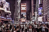 纽约时代广场的夜间繁华场景，充满了五颜六色的灯光和熙熙攘攘的人群