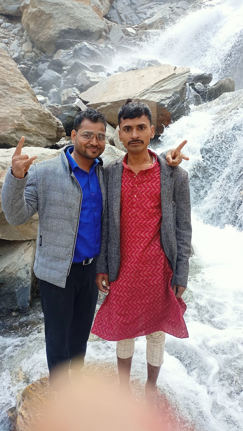 Mano insertando una cinta VHS en un reproductor antiguo sobre una mesa de trabajo