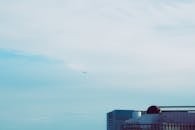 一架飞机飞过遥远的东京新宿市，下方是城市建筑