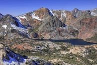 内华达山脉和高山湖泊的景色壮丽