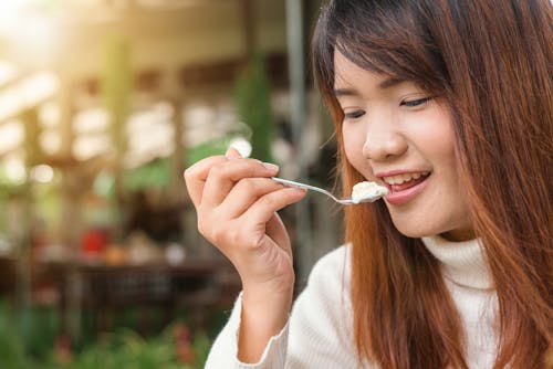 Woman Holding Spoon Essayant De Manger De La Nourriture Blanche