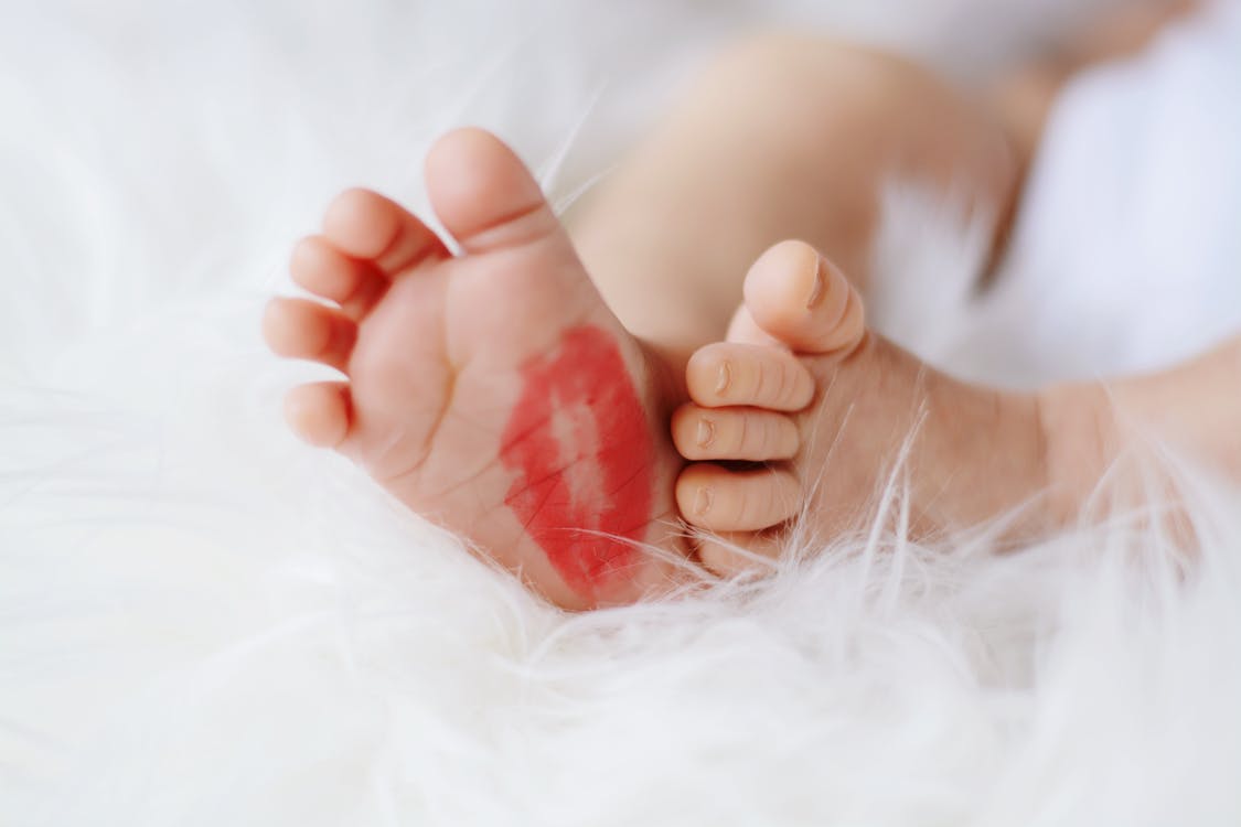 赤いキスマークの赤ちゃんの足 無料の写真素材