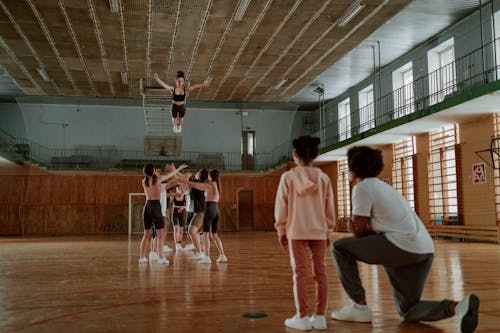 Foto profissional grátis de academia de ginástica, acrobacia, apoiadores