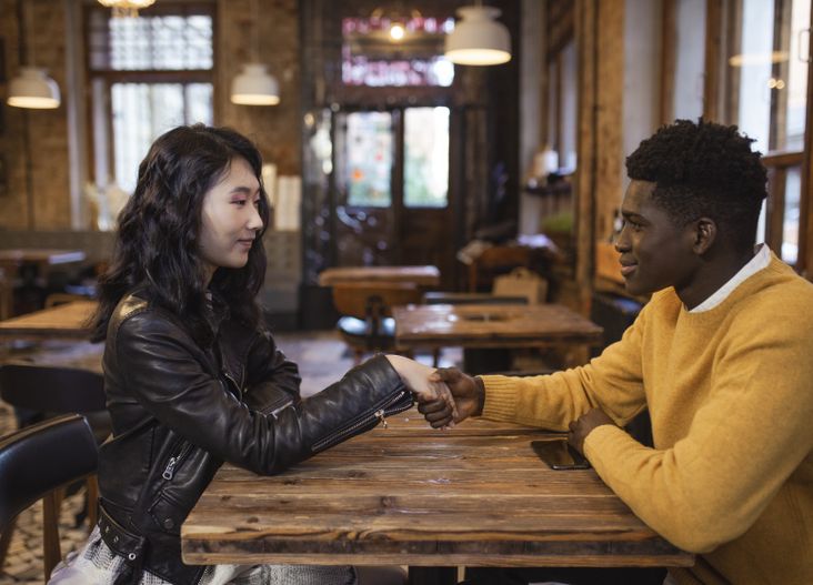 Online dating: starting a conversation on a niche platform