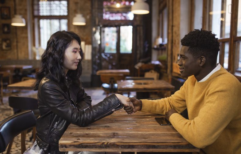 Online dating: starting a conversation on a niche platform