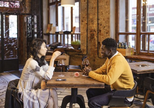 Online dating: starting a conversation on a niche platform