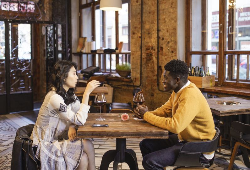 Online dating: starting a conversation on a niche platform