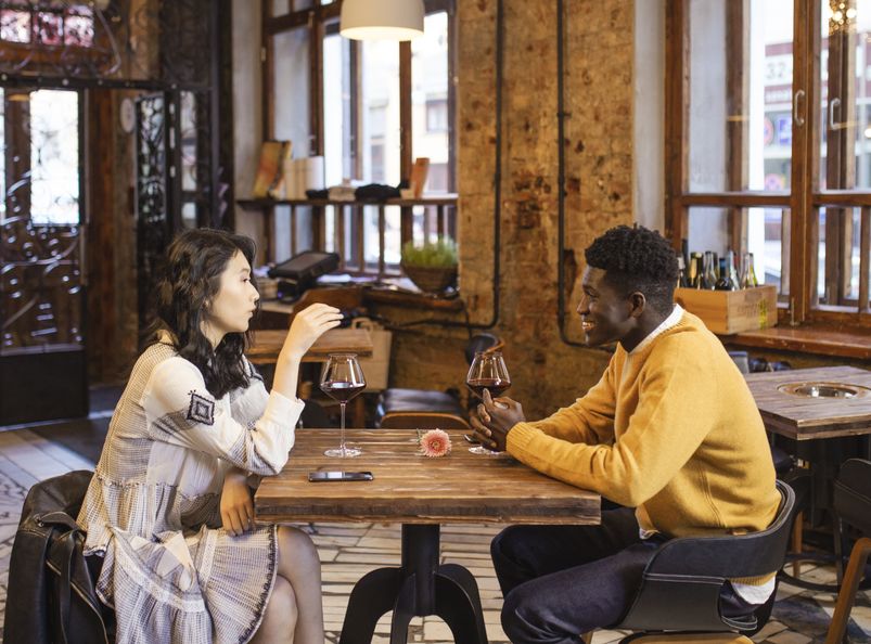 Online dating: starting a conversation on a niche platform