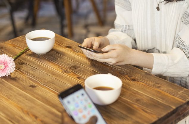 Online dating: starting a conversation on a niche platform