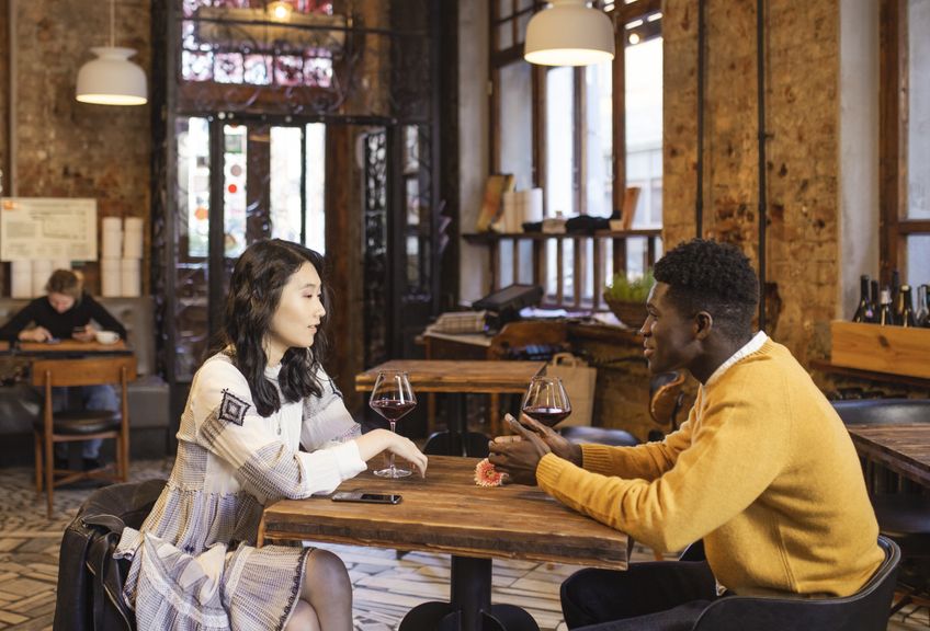Online dating: starting a conversation on a niche platform