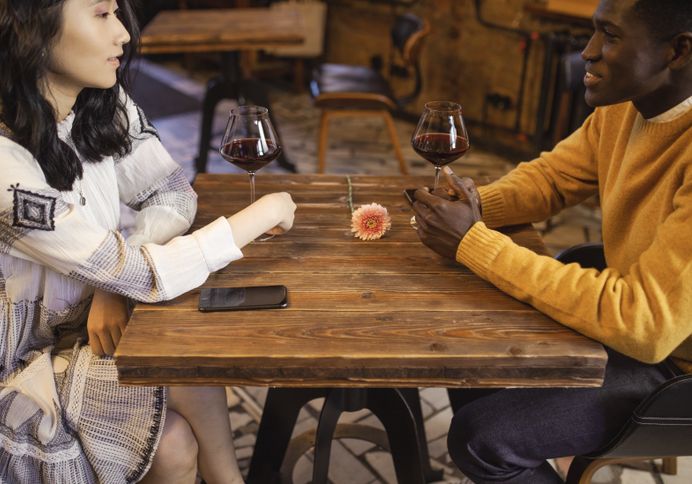 Online dating: starting a conversation on a niche platform