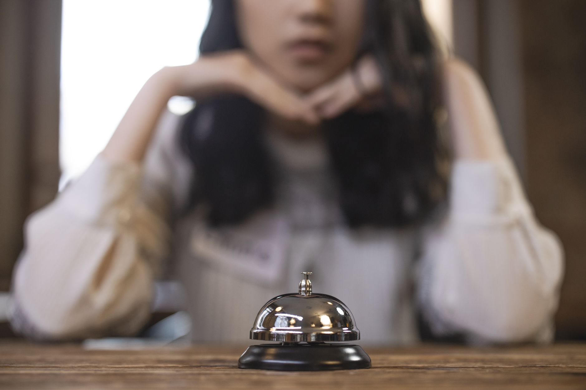 Trưởng bộ phận tiền sảnh kiểm tra báo cáo vận hành hàng ngày.