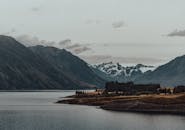 特卡波湖景观雄伟，白雪皑皑的山脉与宁静的湖岸相映成趣