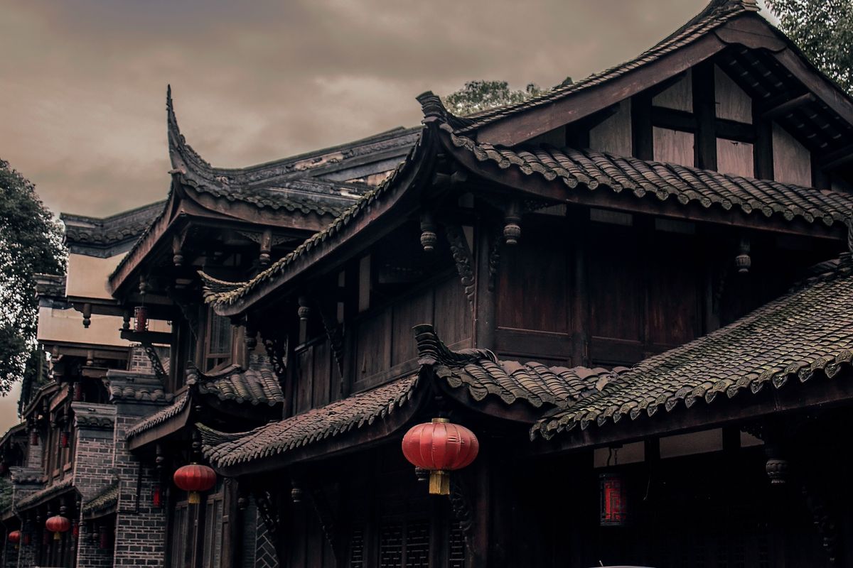 中国の古い建築と山並みのイメージ