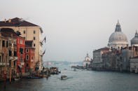 威尼斯大运河上，历史建筑和船只构成了一幅美丽的景色