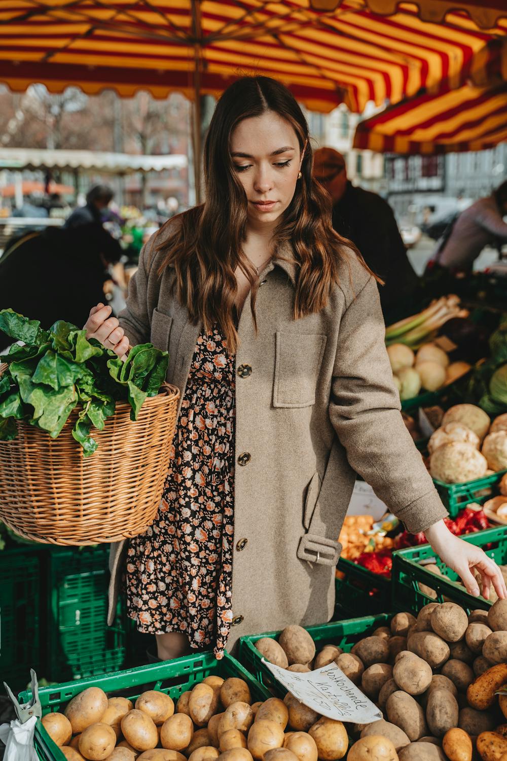 woman-at-farmers-market