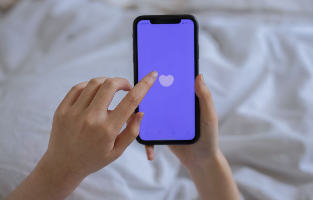 Online dating: starting a conversation on a niche platform
