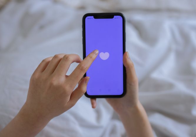 Online dating: starting a conversation on a niche platform