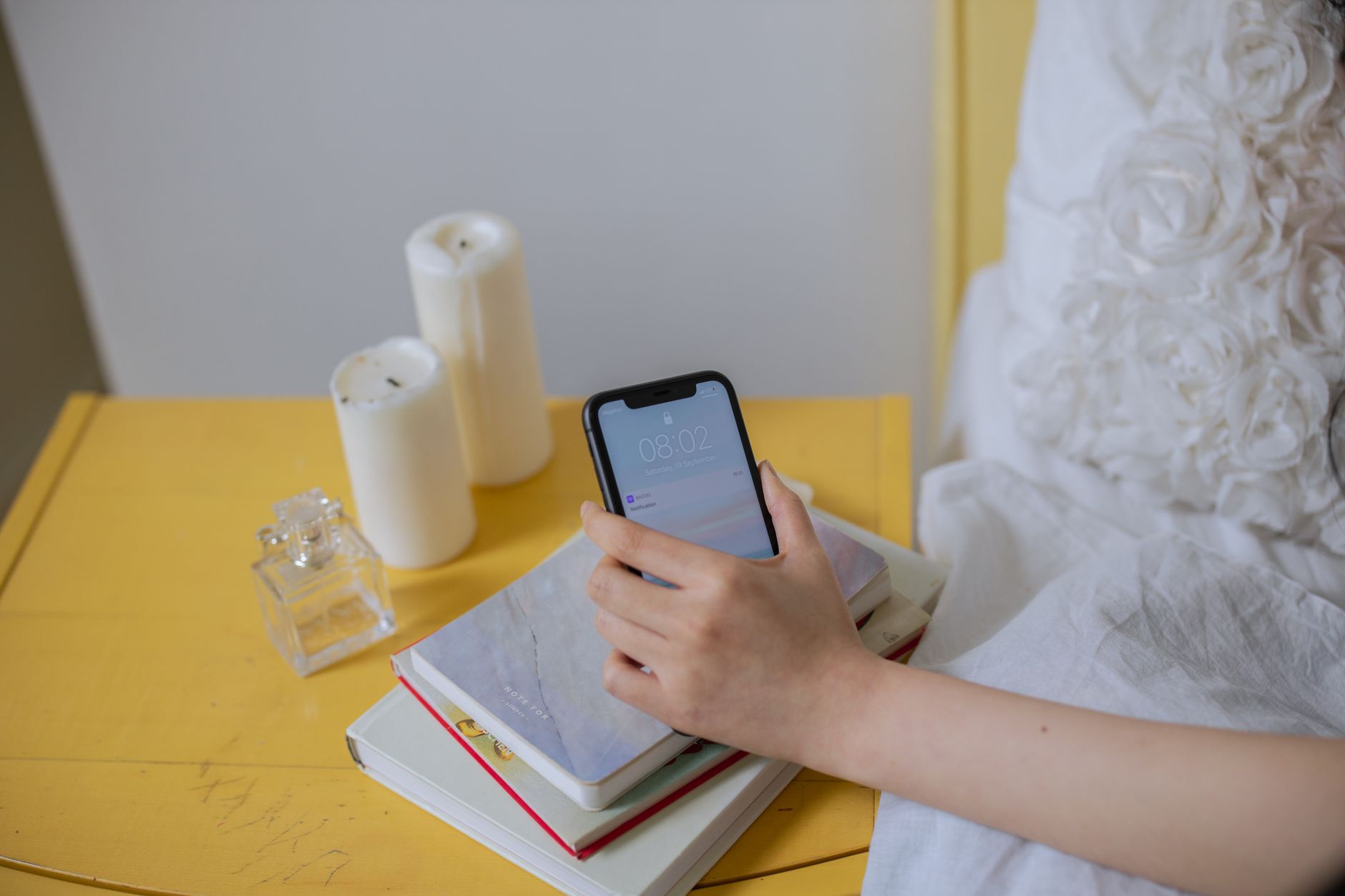 iPhone赤い時計の消し方|白くする手順とスタンバイ夜間モードのオフ方法 – アイキャッチ画像