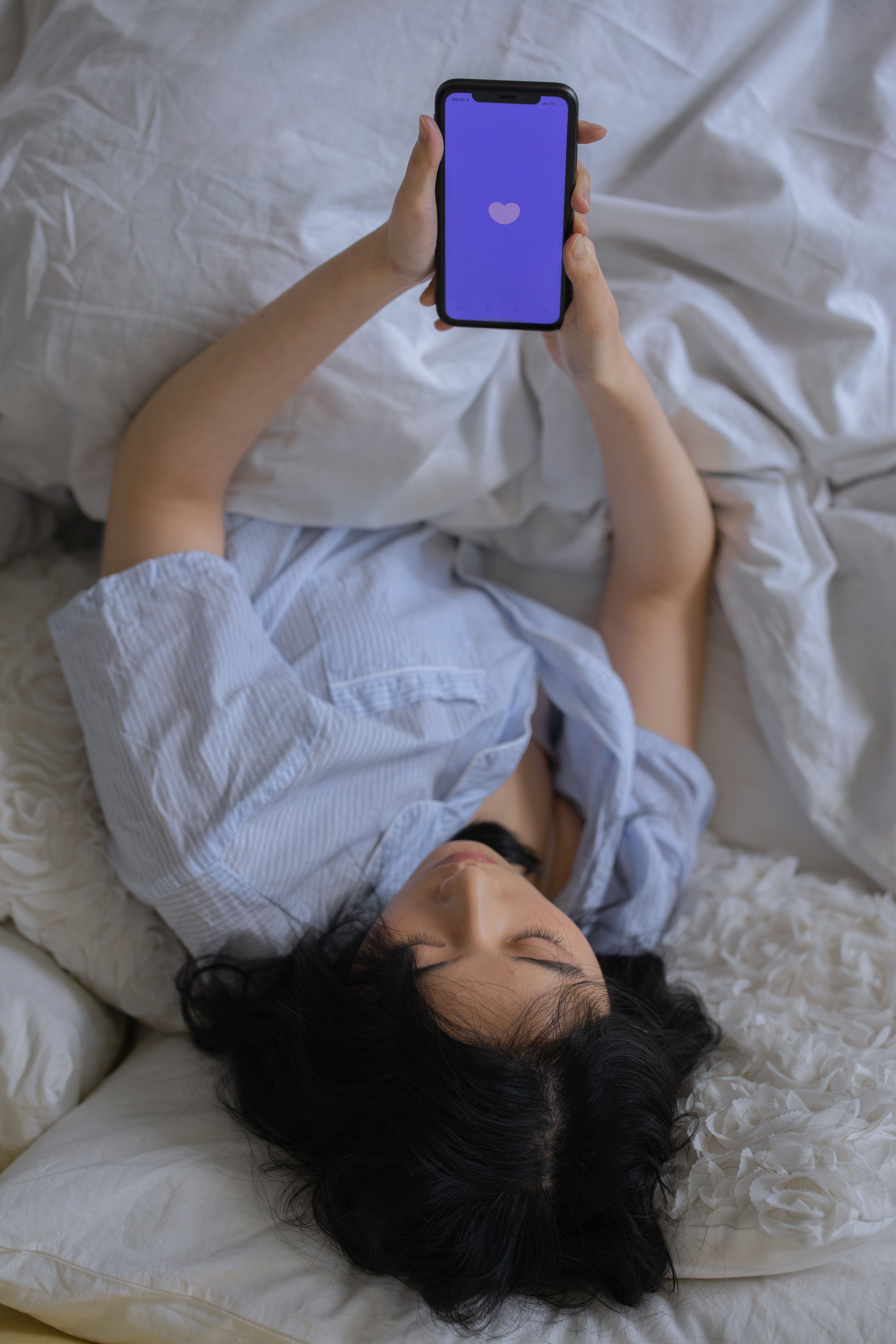 Online dating: starting a conversation on a niche platform