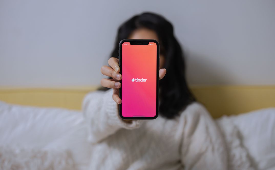 Online dating: starting a conversation on a niche platform