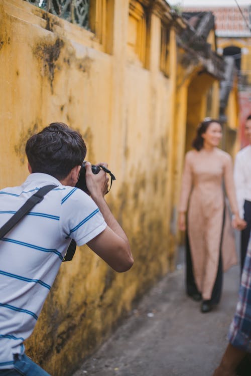 Man Met Camera Buiten