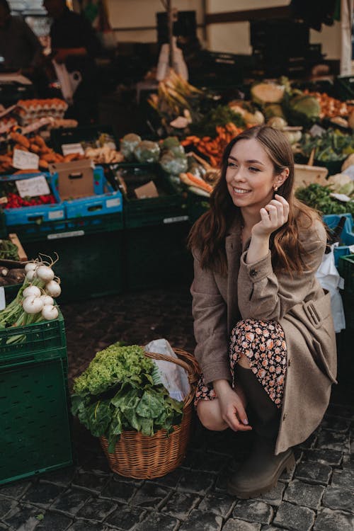 alışveriş yapmak, bakmak, Çiftçi marketi içeren Ücretsiz stok fotoğraf