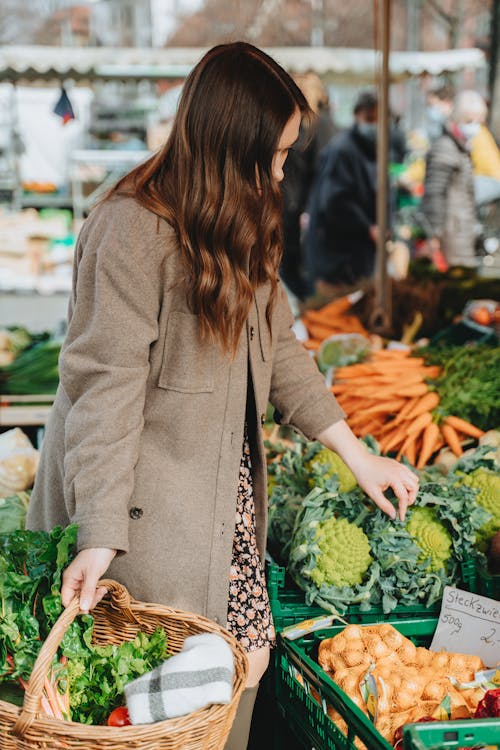 Kostnadsfri bild av bondemarknad, brun kappa, färska grönsaker