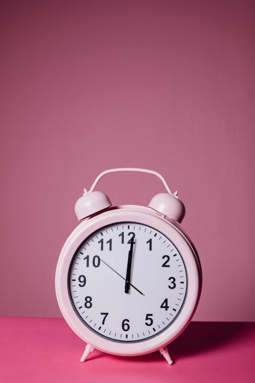 Foto de stock gratuita sobre color pastel, color rosa, despertador, fondo  rosa, hora, horas, mesa, minutos, números, reloj grande, segundos