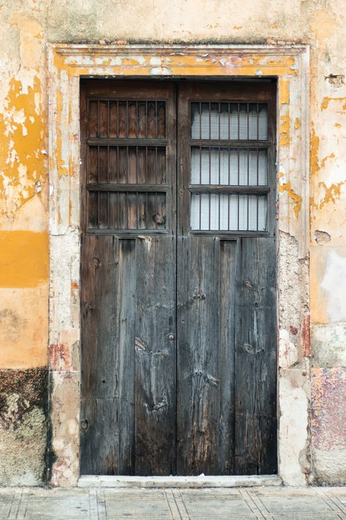 Free Antique wooden double doors in a rustic Yucatán building facade. Stock Photo
