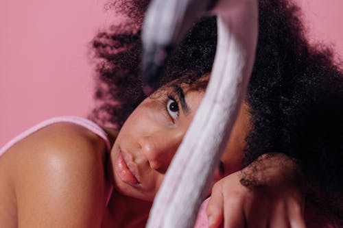 アフリカ系アメリカ人, アフロヘアー, ピンク色の無料の写真素材