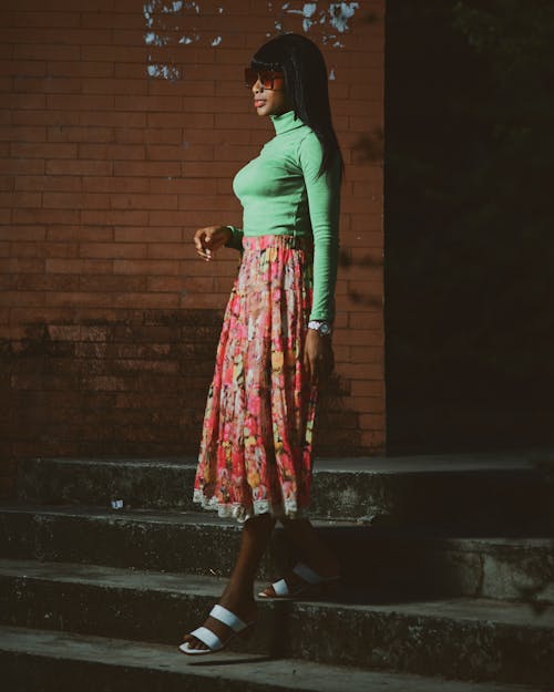 Безкоштовне стокове фото на тему «африканська жінка, бетонні сходи, вертикальні постріл»