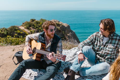 akustik gitar, Arkadaşlar, beraber içeren Ücretsiz stok fotoğraf