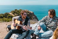 两个朋友在海边放松音乐，在户外享受阳光明媚的一天