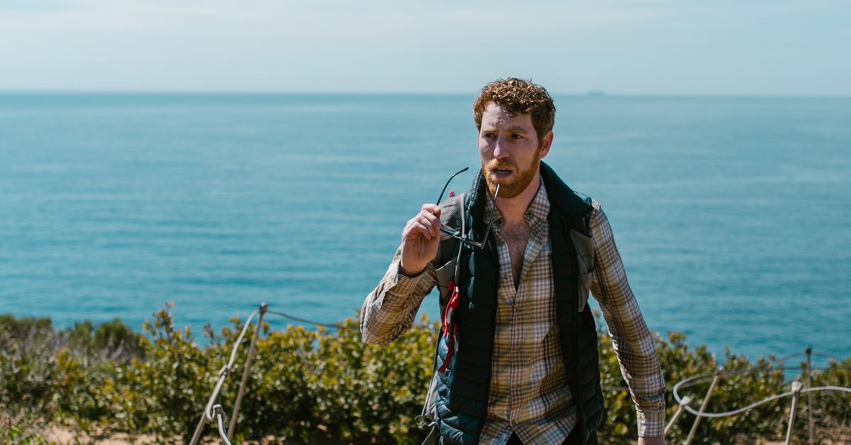 Mark Zuckerberg pensativo, con el horizonte de California de fondo y una calculadora superpuesta.