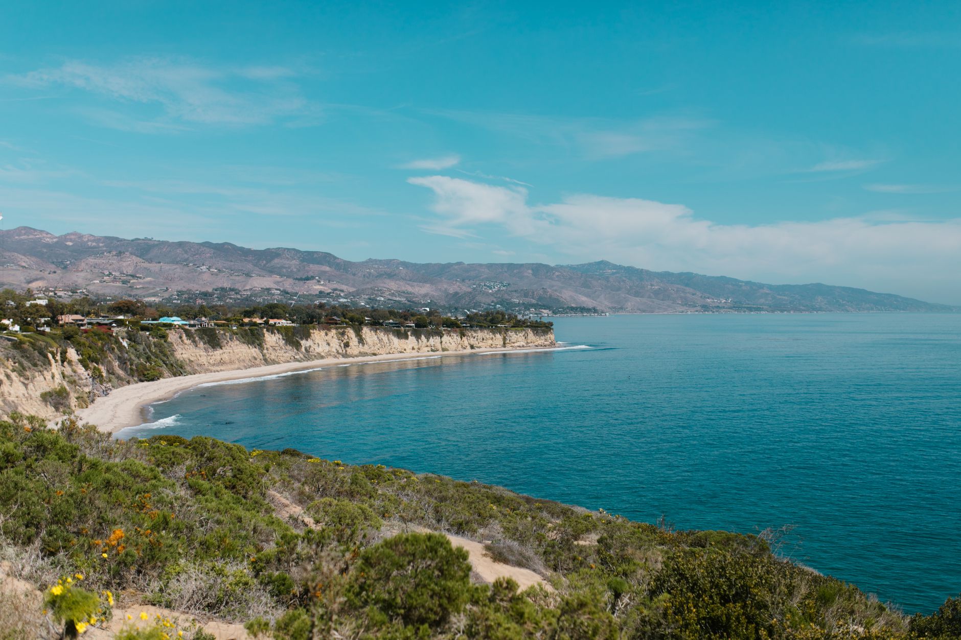 Malibu sahilinde zemin çökmesi sonucu oluşan çukur
