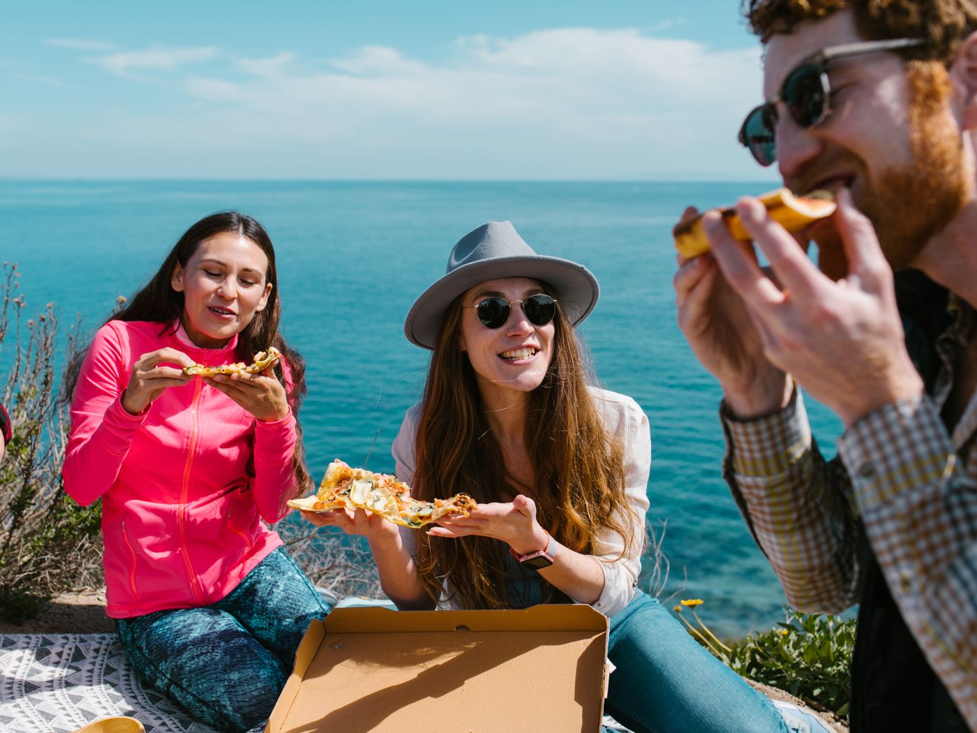 Equipe comendo pizza em confraternização