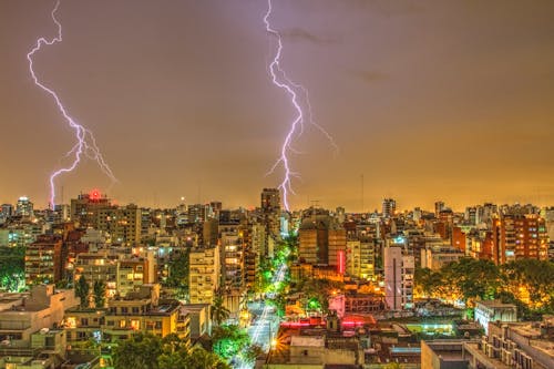 Chụp ảnh Thunder Strike Behind City