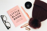 优雅的书籍、眼镜和配饰的摆放非常适合时尚女性